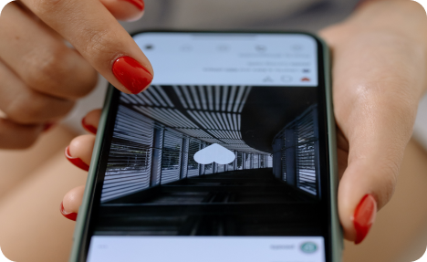 Gros plan d'un doigt cliquant sur un commentaire Instagram, illustrant l'engagement réel généré par des commentaires achetés