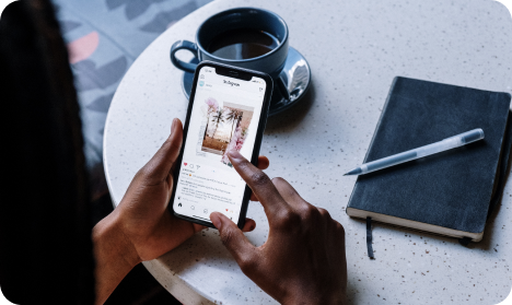 Utilisateur Instagram consultant les commentaires d'une publication, symbole d'interactions boostées grâce à des commentaires authentiques