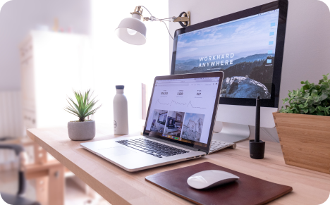 Table de travail avec analyses de performances Instagram, mettant en valeur l'impact marketing des commentaires achetés sur la portée