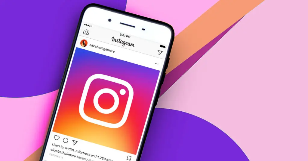 Main tenant un smartphone affichant l’interface Instagram – calculateur de taux d’engagement
