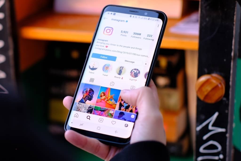Navigation sur un profil Instagram depuis un smartphone, illustration de la visibilité et du nombre d’abonnés sur Instagram